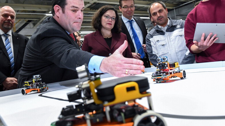 SPD-Bundesarbeitsminister Hubertus Heil (2. v. l.), und SPD-Vorsitzende Andrea Nahles informierten sich auch über die Programmierung von Fahrzeugrobotern.