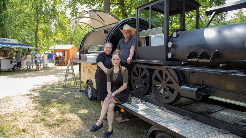Seit 2021 sind Rothes mit ihrer Smoker-Lokomotive auch mobil unterwegs. Sie bietet eine besonders schonende und schmackhafte Zubereitung von Fleisch.