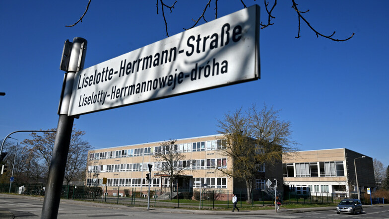Blick auf die Notunterkunft in der Hoyerswerdaer Herrmann-Straße. Der Landkreis möchte das Gebäude nicht mehr nutzen.