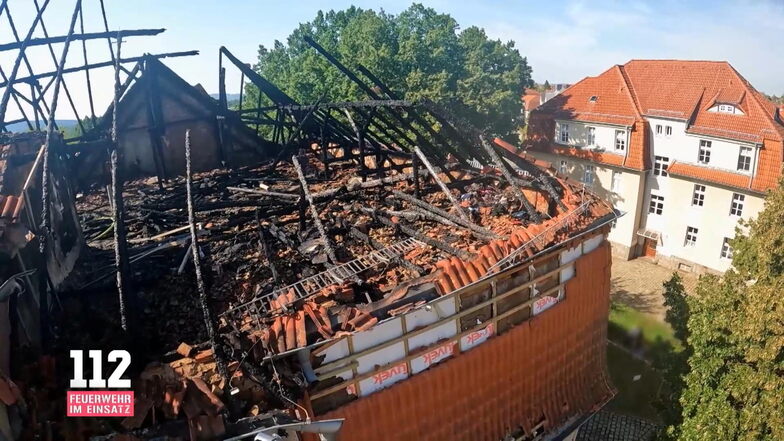 Der Dachstuhl brannte komplett aus, das Haus wurde unbewohnbar.