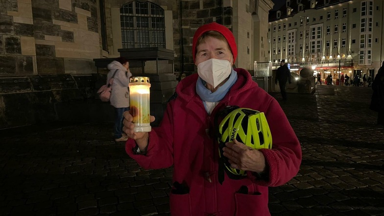 "Gegen Dummheit und Ignoranz": Auch die 74-jährige Lilo Bär stellte eine Kerze ab.