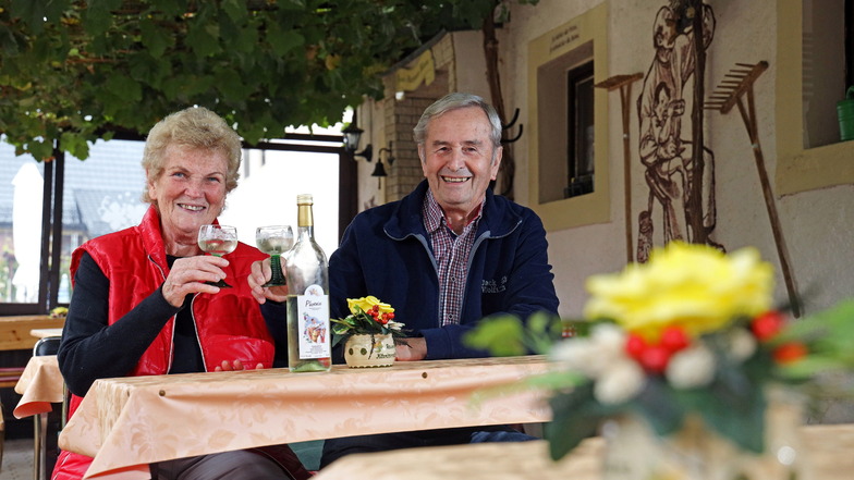 Alexa und Bernd Raum stoßen mit einem eigenen Weißwein auf die zurückliegenden 20 Jahre ihrer Besenwirtschaft an.