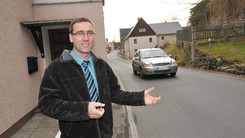 Dieses Foto mit Bürgermeister Torsten Schreckenbach an einer Engstelle der Ortsdurchfahrt in Höckendorf entstand vor neun Jahren. Die Planungen für den Straßenbau laufen schon viel länger.
