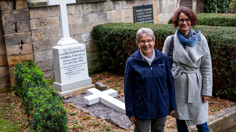 Die Tharandterin Erika Lochmann (l.) und die Direktorin der Kustodie der TU Dresden, Kirsten Vincenz, vor dem hergerichteten Grab Stöckhardts.