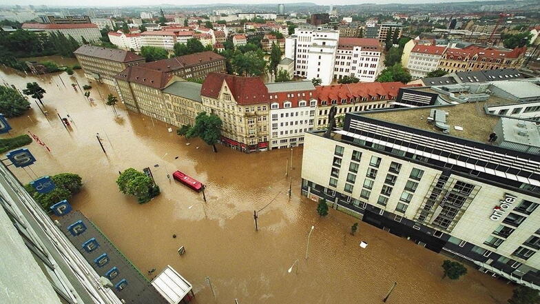 Die überflutete Ostra-Allee in Dresden am 13. August 2002.