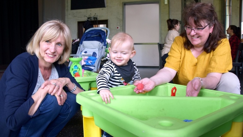 Hildegard Gude, ihr Enkel Lean und Erzieherin Astrid Kuhn (rechts) beim Familienfest im Bürgerzentrum Hoyerswerda.