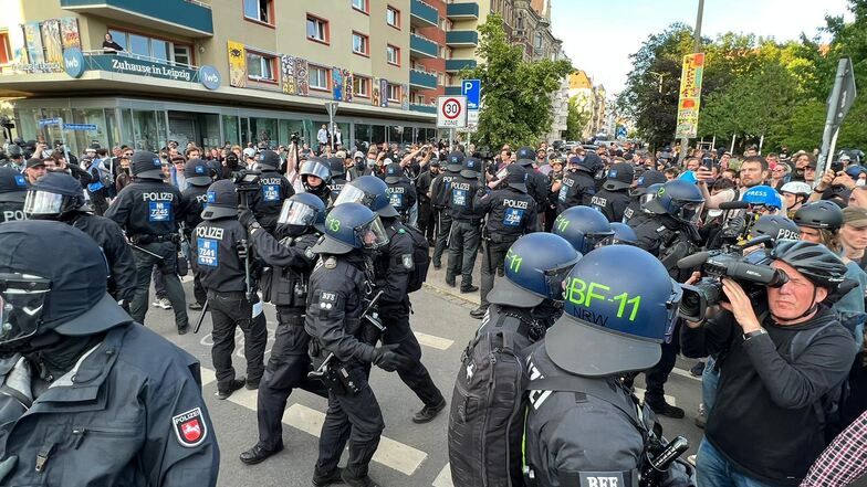 Die Polizei sucht nach den Ausschreitungen in Leipzig Foto- und Videomaterial von Bürgern. Ein Hinweisportal wurde geschaltet.