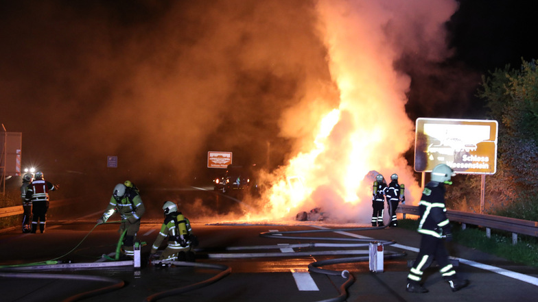 Am späten Abend musste auf der A 17 in Richtung Prag ein brennendes Auto gelöscht werden.