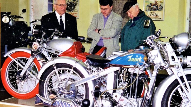 Am 4. Juli 1992 war die Eröffnung des Motorrad-Veteranen & Technik-Museums an 
der David-Goldbachstraße. Ein großer Tag für Albert Gärtner, 1. Vorsitzender des MC Robur Zittau, Bürgermeister Frank Peuker und Initiator Horst Fiebiger,  Vorsitzender der Sek