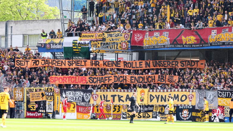 Im Dynamo-Fanblock wird gegen Freiburgs U23 ein Banner gezeigt: „Seit 70 Jahren spielt ihr keine Rolle in unserer Stadt. Sportclub schaff dich endlich ab.“ Eine kleine verbale Spitze gegen den Dresdner SC.