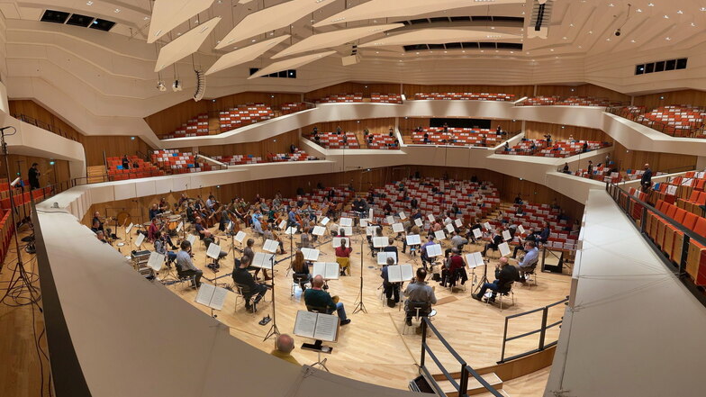 Noch in weiter Ferne: die Philharmoniker live im Kulturpalast zu erleben. Derzeit entstehen dort – mit großem Abstand auf der Bühne und den Rängen – aber CDs und Konzertmitschnitte.
