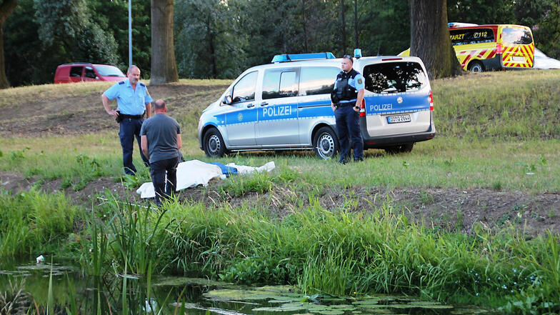In der Nähe der Bautzener Brücke in Hoyerswerda wurde am frühen Mittwochabend an der Schwarzen Elster ein toter Mann entdeckt.