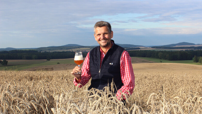 Auch noch eine Idee für Genuss in Corona-Zeiten: Biersommelier Jens Zimmermann im Getreidefeld.