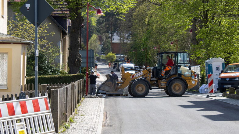 Am Donnerstag wurde an der Schandauer Straße in Gohrisch noch gearbeitet, am Freitag wird die Trasse für den Verkehr frei gegeben.