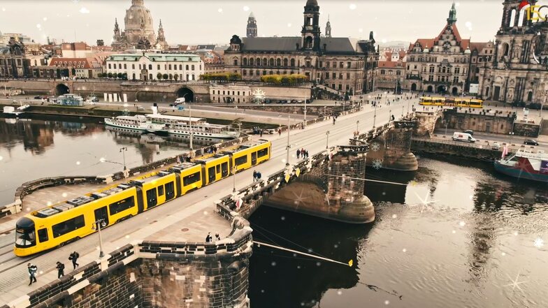 Ein Ausschnitt aus dem Weihnachtsvideo der DVB zeigt die neue Straßenbahn auf der Augustusbrücke.