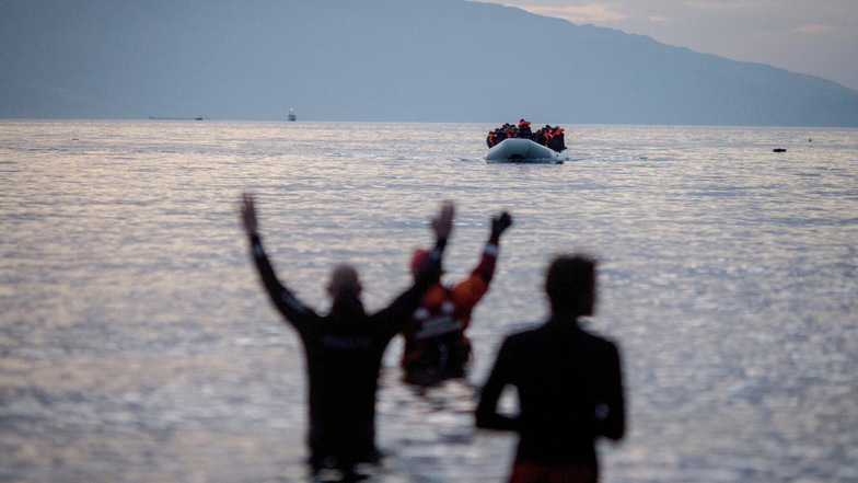 Flüchtlinge kommen 2016 in einem Schlauchboot aus der Türkei auf der griechischen Insel Lesbos an.