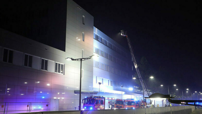 Die Feuerwehr brachte am Simmelgebäude im November 2021 eine Leiter in Stellung, um das Dach zu kontrollieren.