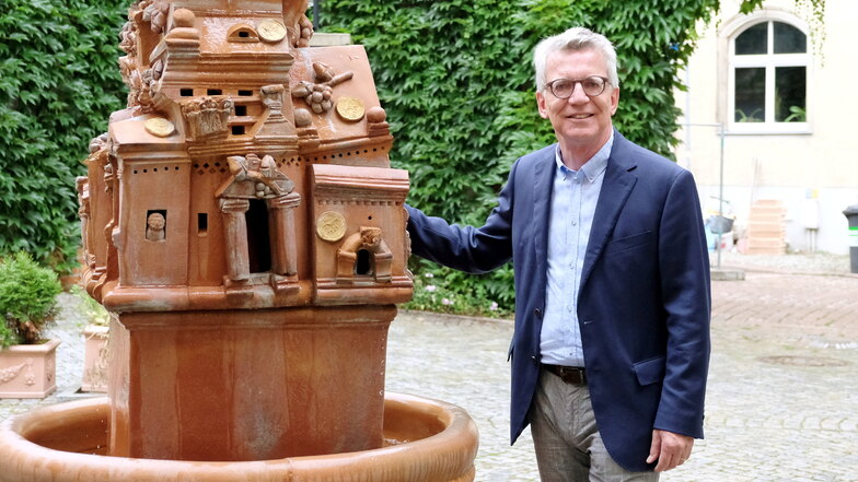 Bald ist er ein Polit-Rentner ebenso wie die Kanzlerin: Thomas de Maizière besucht die Sächsische Zeitung. Er steht am Brunnen des Künstlers Lothar Sell im Innenhof des Meißner Zollhofes. Der Terrakotta-Brunnen wurde 1998 eingeweiht.
