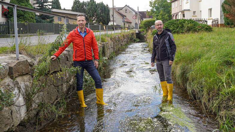 Wilthens Bürgermeister Michael Herfort (l.) und Bauamtsleiter Heiko Knoppik stehen im Bereich der Talstraße im Butterwasser. Dieser vom Hochwasser 2021 betroffene Bereich soll im kommenden Jahr saniert werden.