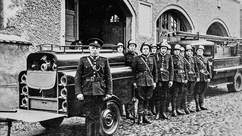 Ein Teil der Kameraden der Feuerwehr Hrádek nad Nisou in den 1950er Jahren.
Im Vordergrund der damalige Kommandant Josef Roubicek, der die Wehr von 1946 bis 1974 leitete.