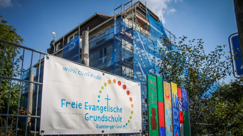 Die Freie Evangelische Grundschule Radeberger Land in Großerkmannsdorf wird weiter saniert. Das Geld dafür kommt aber aus dem Fördertopf für die Trauerhalle.