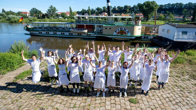 Die Weiße Flotte Sachsen hat 18 Auszubildende gefunden, die meisten aus dem Ausland. Das Foto zeigt eine frühere Aktion, die Jugendliche für die Gastronomie begeistern sollte.