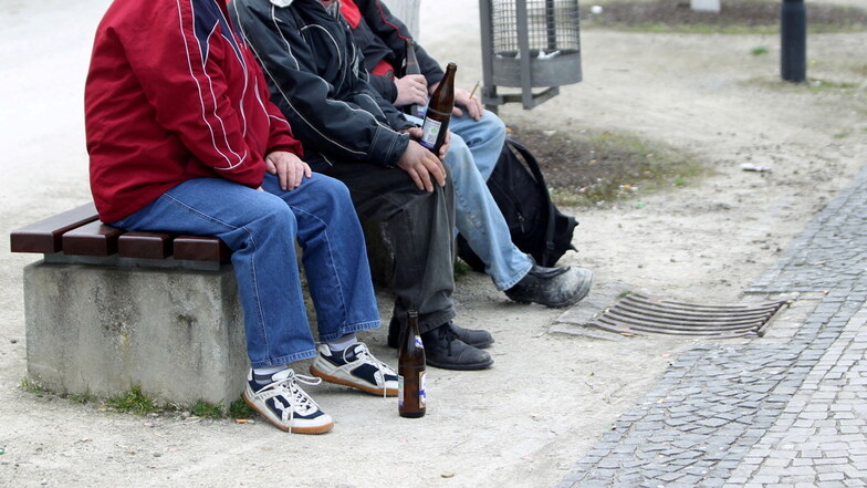 Männer trinken auf einer Bank am Riesaer Elbufer Bier: Die Gegenwart von Alkoholisierten ist für viele Menschen offenbar besonders unangenehm.