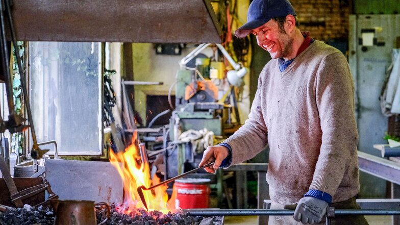 Auf 1.250 Grad Celsius muss Philipp Aust die Eisenstange erhitzen, um sie mit Hammerschlägen biegen zu können.