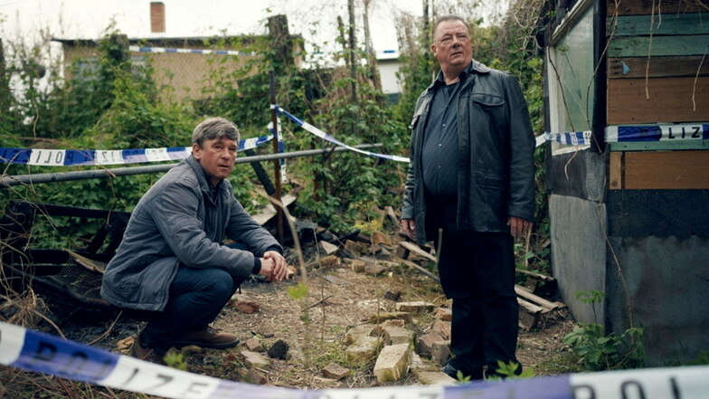 Henry Koitzsch (Peter Kurth, r.) und Michael Lehmann (Peter Schneider) ermitteln am Tatort, einer Kleingartenanlage