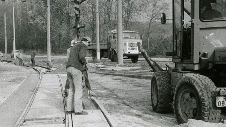 21. Oktober 1987: Das Gleis folgt nicht mehr der Zittauer Straße, sondern wird auf die neue Trasse umgeschwenkt.