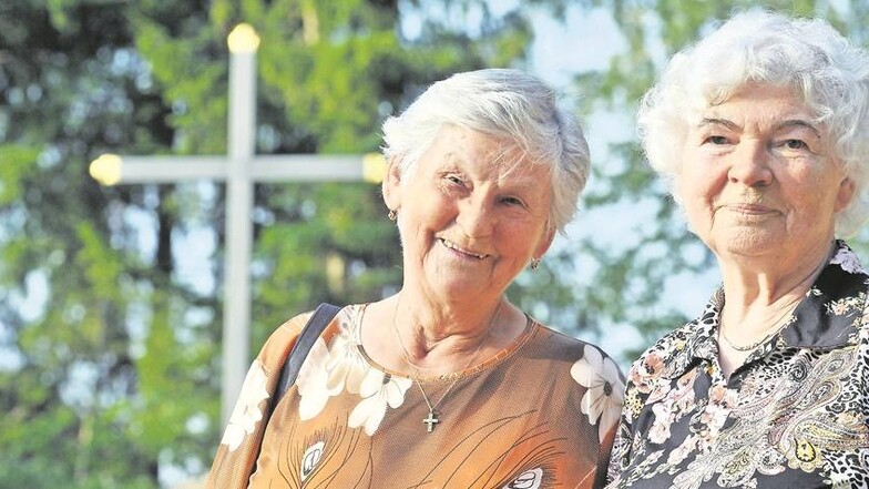 Eine Freundschaft, die schwere Zeiten überstanden hat: Susanne Lukesch (l.) und Maria-Anna Klix kennen sich seit ihrer Kindheit. Die beiden sind in Fugau aufgewachsen und zusammen zur Schule gegangen. 1945 und 1946 wurden sie mit ihren Familien aus dem Do