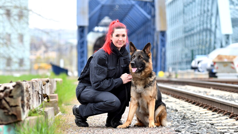 Polizeihauptmeisterin Doreen Scheunemann mit Schäferhund Flash
am Alberthafen.