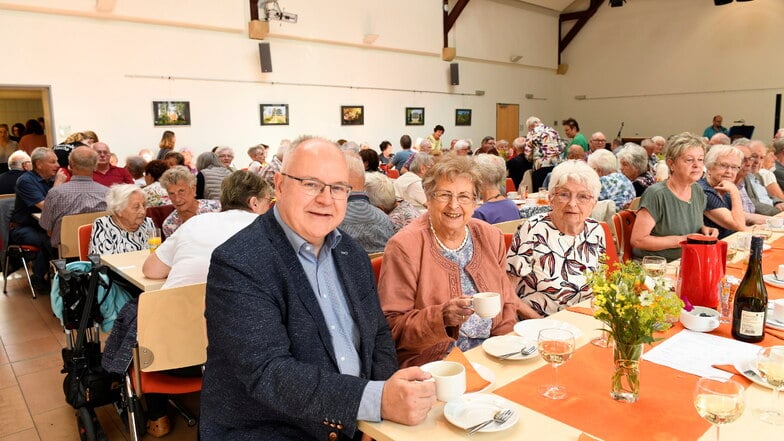 Mehr als 300 Senioren waren auf dem Sommerfest im Vereinshaus Kreischa. Bürgermeister Frank Schöning (li.) kam nicht nur mit Dorothea Konrad (2.v.l.) ins Gespräch.