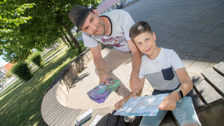 Cartoonist Kümmel (l.) und Timo Scholz zeigen das Faltblatt für den Kreativ-Wettbewerb für den "Park der Generationen". Darauf kann jeder Nieskyer seine Vorstellungen einzeichnen.