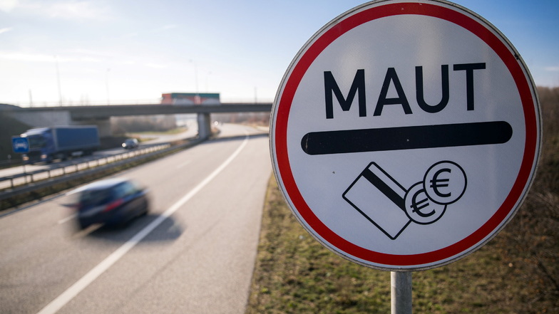 Bundesverkehrsminister Volker Wissing will mögliche Schadenersatzforderungen gegen seinen Vorgänger Andreas Scheuer (CSU) wegen der geplatzten Pkw-Maut gründlich klären lassen.