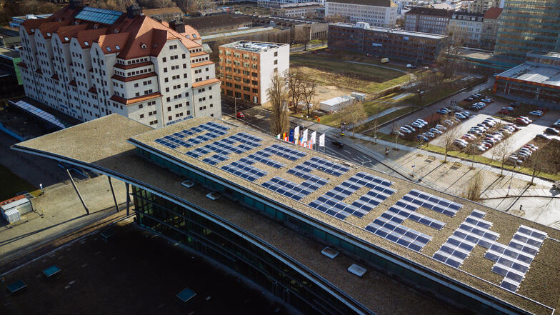 Auf dem Kongresscentrum bilden Photovoltaik-Anlagen einen Dresden-Schriftzug. Auch auf städtischen Gebäuden sollen die Anlagen installiert werden. Doch die Suche gestaltet sich schwierig.