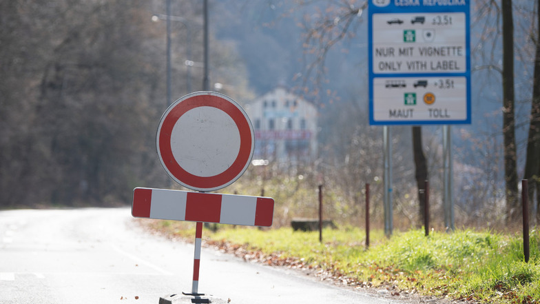Ein Vollsperrscheibe steht auf der Straße auch an der tschechischen Grenze zwischen Schmilka und Hrensko.