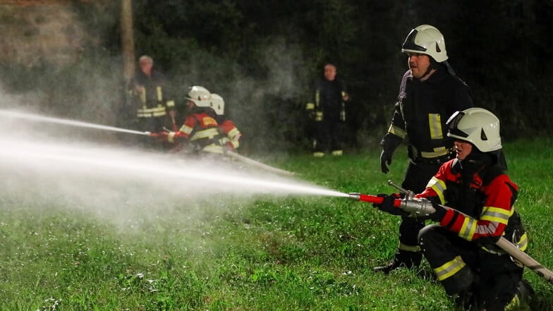 Feuerwehrwettkampf unter Flutlicht in Altbernsdorf. 
10 Feuerwehrmannschaften aus der Region haben teilgenommen.