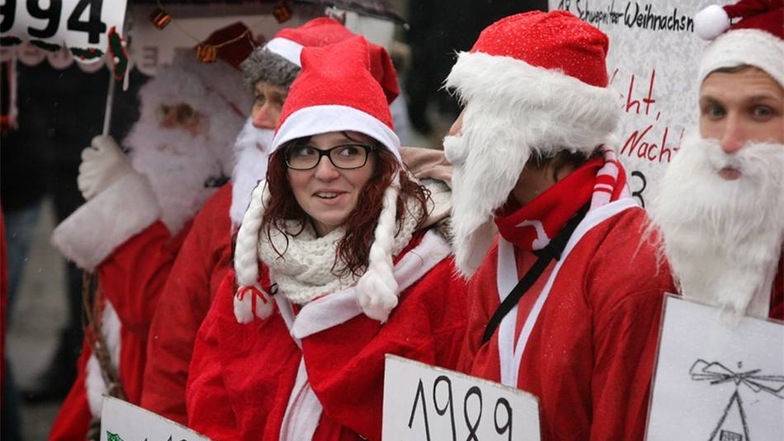 40 Weihnachtsmännern und -frauen mit den jeweiligen Jahreslosungen zum Schwepnitzer Weihnachtsmarkt.