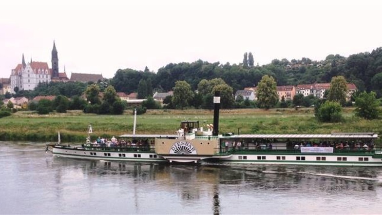 Die Diesbar gilt als ältester Raddampfer der Welt – 1884 in Dresden-Blasewitz gebaut, tut sie noch heute zuverlässig ihren Dienst auf der Elbe und sie ist das einzige Schiff der Weißen Flotte, das noch mit Kohle fahren kann.