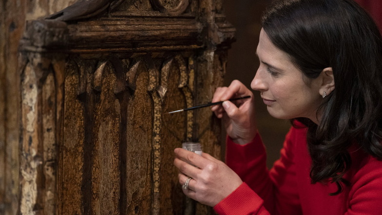 Restauratorin Krista Blessley arbeitet in der Westminster Abbey an der Restaurierung eines Krönungsstuhls im Vorfeld der Krönung von König Charles III., die am 6. Mai stattfinden soll.