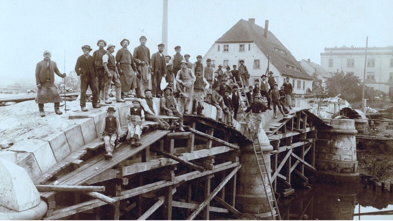 Bauarbeiter auf der Prinz-Friedrich-August-Brücke in Zittau.