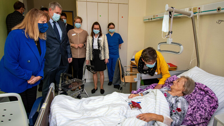 Mit den ersten Patienten der Akut-Geriatrie des Leisniger Helios-Krankenhauses hat Sachsens Sozialministerin Petra Köpping (links) zur Einweihung am Mittwoch gesprochen.