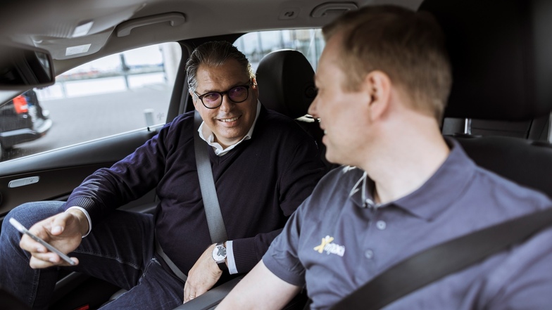Alexander Mönch (48, l.) und die App Mytaxi sind eher Beifahrer der Branche. Gleichwohl sagen sie Fahrern und Kunden, wo die Reise in der Mobilität hingeht.