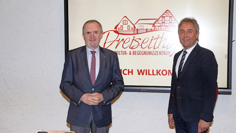 Bürgermeister Jochen Reinicke (rechts) konnte Staatsminister Thomas Schmidt im Gröditzer Dreiseithof zum Wirtschaftsforum begrüßen.