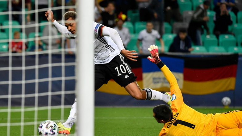 Lukas Nmecha erzielt das 1:0 für Deutschland.