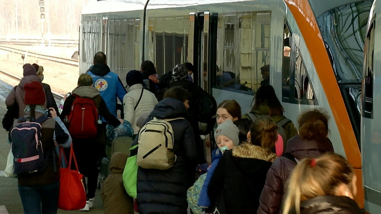 Angekommen aus Zgorzelec in Görlitz, Abreise nach Leipzig in die Erstaufnahme und dann vielleicht wieder zurück: ukrainische Flüchtlinge auf dem Bahnhof Görlitz.