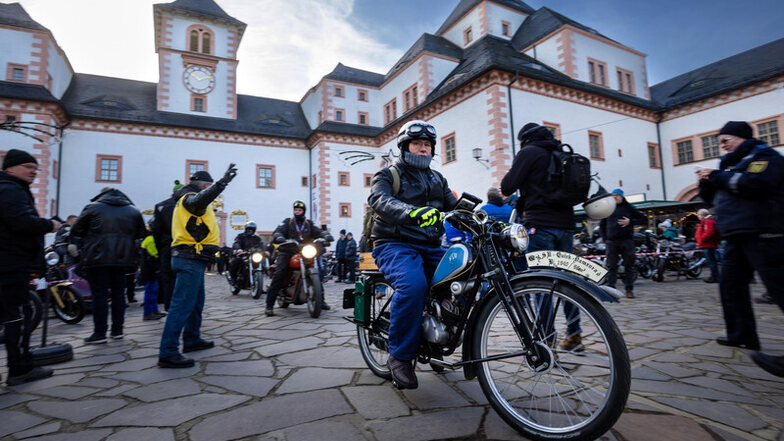 Auf Schloss Augustusburg sammeln sich die Biker zum Winter-Treffen. Mit Livemusik, Speis und Trank.