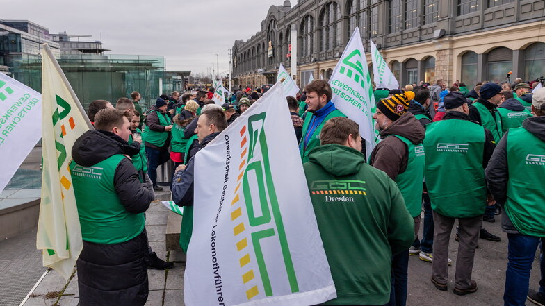 Streikende GDL-Mitglieder haben sich am Freitag vor dem Dresdner Hauptbahnhof versammelt.