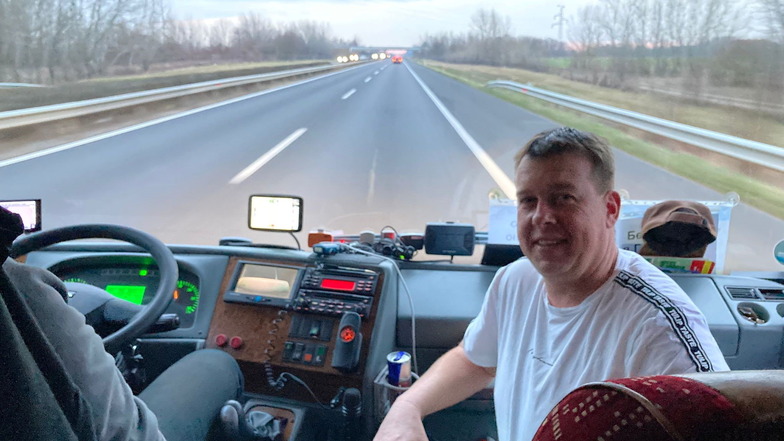Busfahrer Heiko Ottersky und die Busse aus Eibau sowie Neueibau auf der Autobahn in Richtung Ukraine.